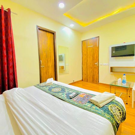 Hotel Holiday First 300 Meter From Golden Temple Amritsar Ngoại thất bức ảnh