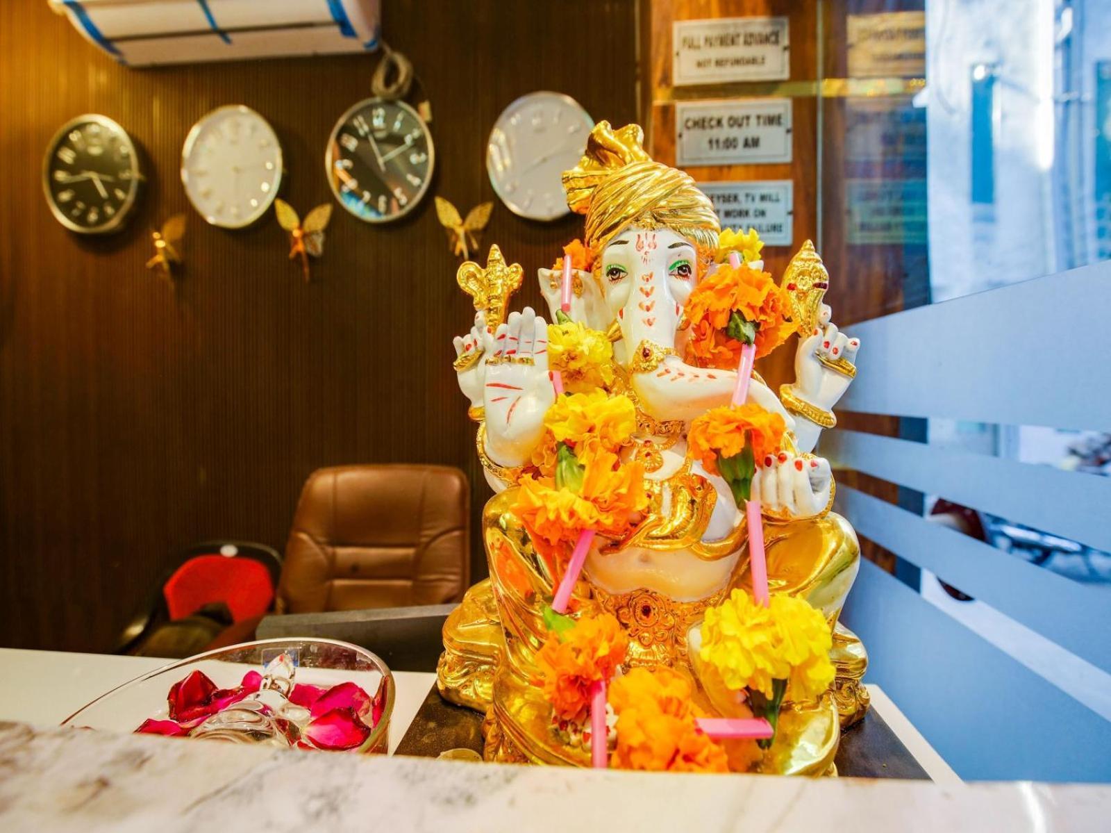 Hotel Holiday First 300 Meter From Golden Temple Amritsar Ngoại thất bức ảnh