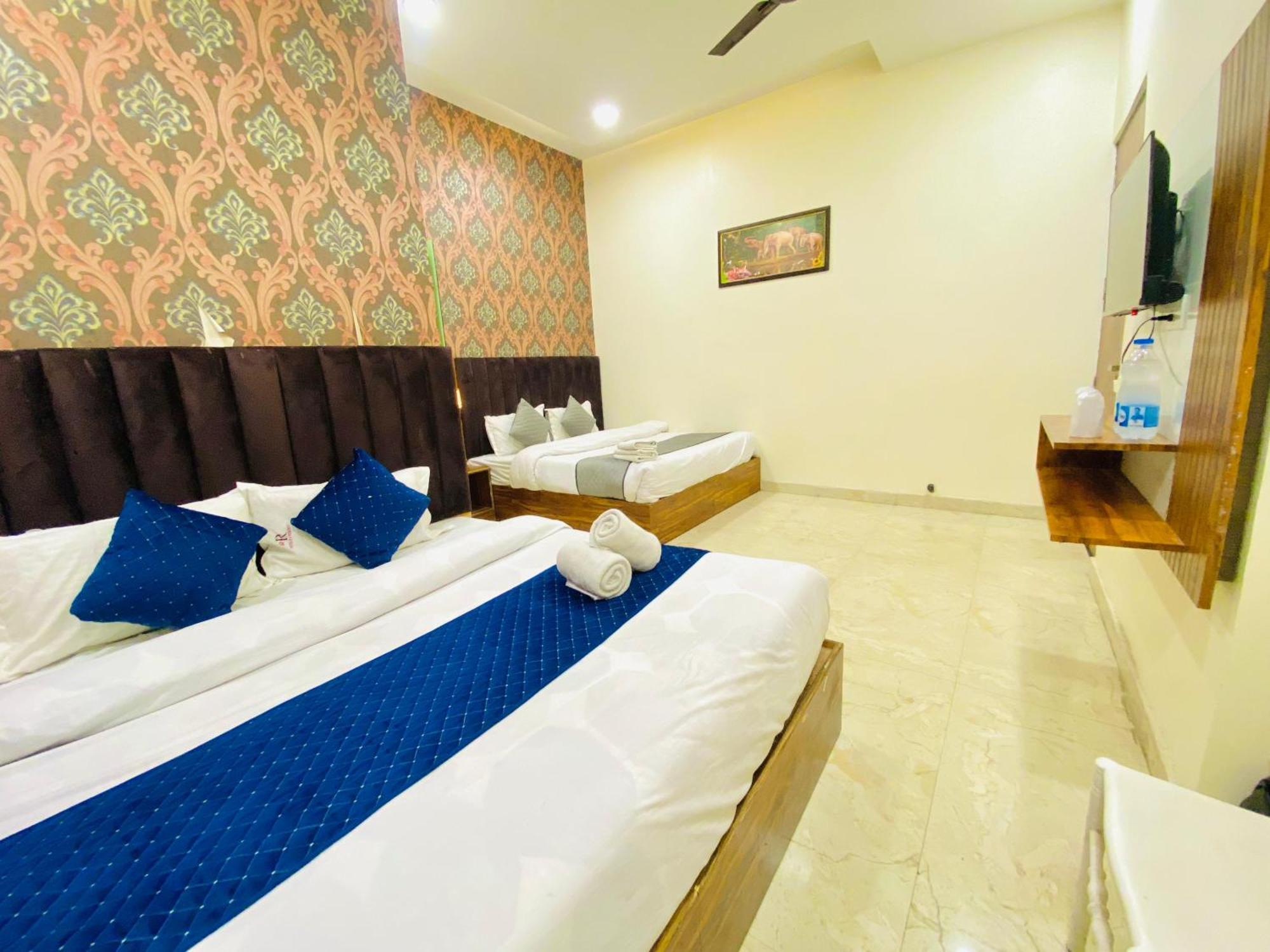 Hotel Holiday First 300 Meter From Golden Temple Amritsar Ngoại thất bức ảnh
