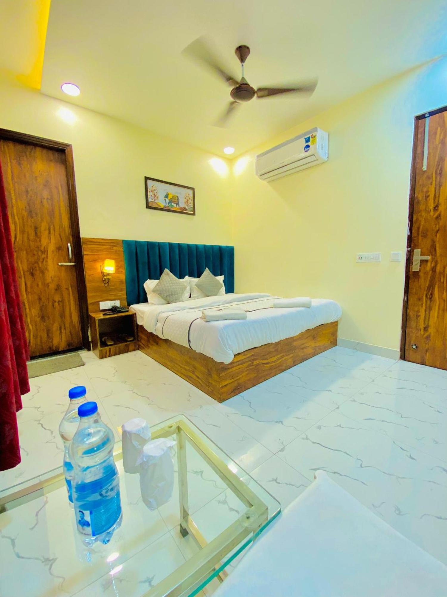 Hotel Holiday First 300 Meter From Golden Temple Amritsar Ngoại thất bức ảnh