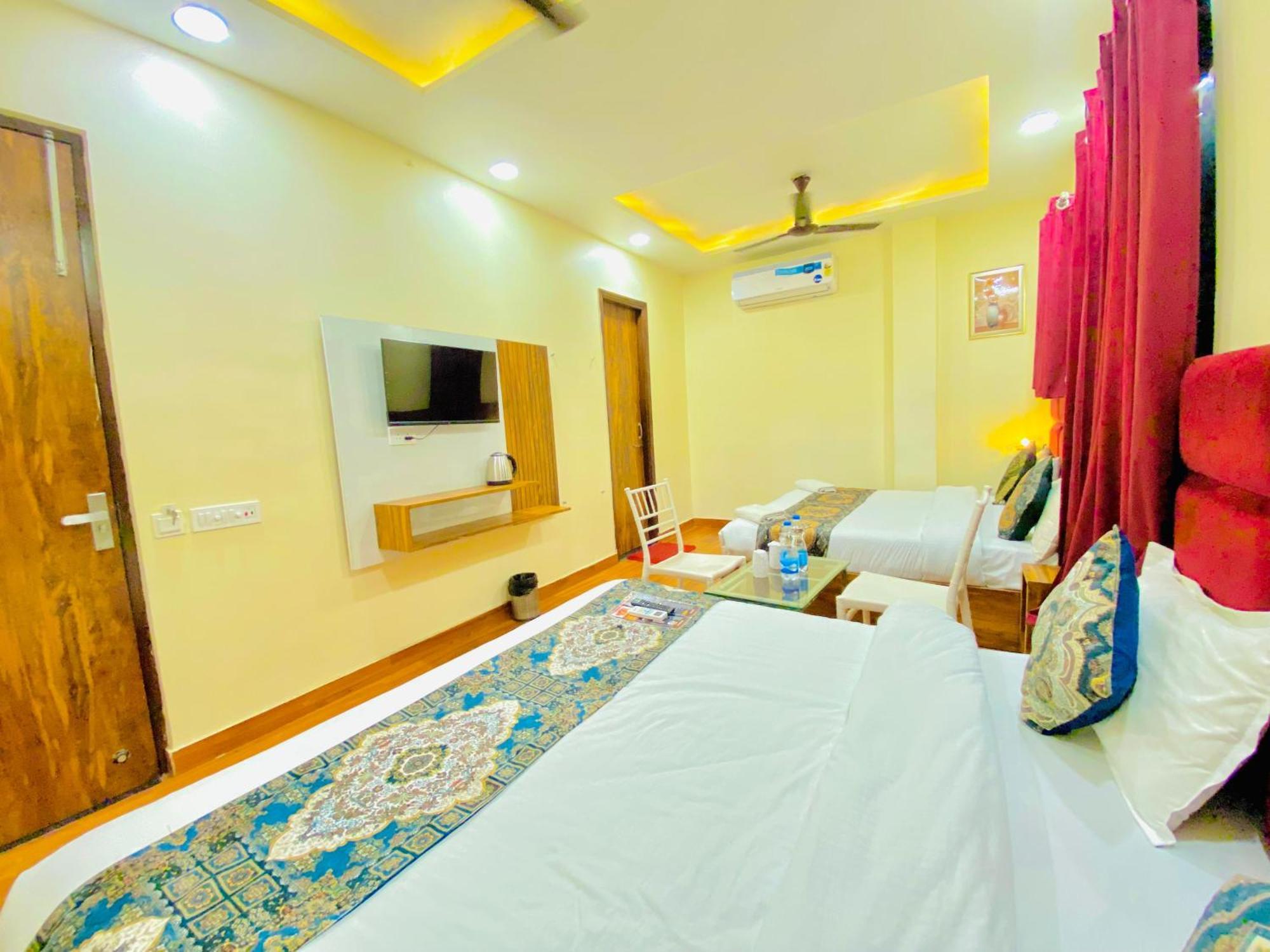 Hotel Holiday First 300 Meter From Golden Temple Amritsar Ngoại thất bức ảnh