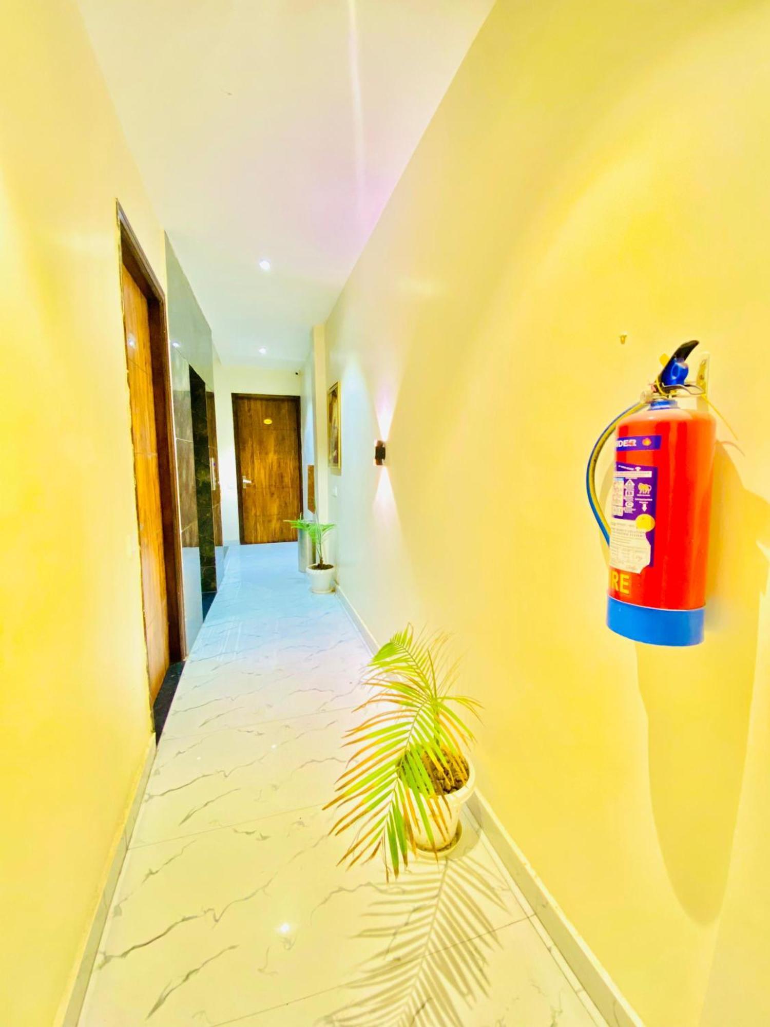 Hotel Holiday First 300 Meter From Golden Temple Amritsar Ngoại thất bức ảnh